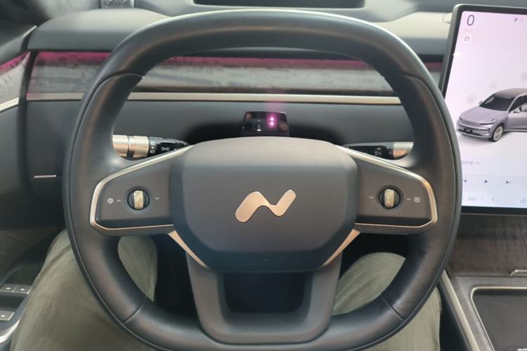 Used ONVO Luxeed L90 2025 Model—Max Six-Seater Version Steering Wheel
