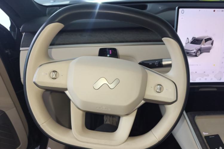 Used ONVO Luxeed L90 2025 Model—Ultra Six-Seater Version Steering Wheel