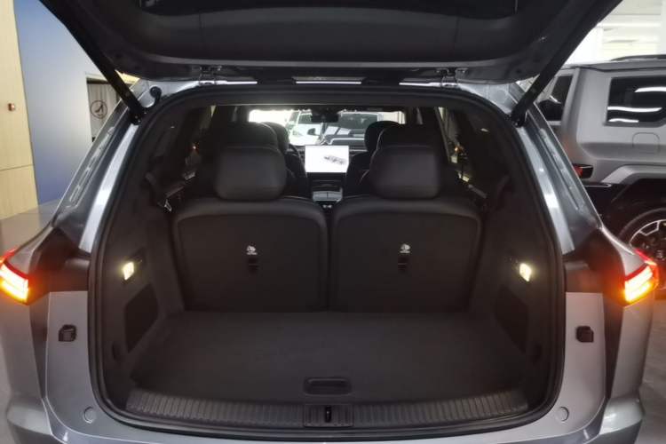 Used ONVO Luxeed L90 2025 Model—Ultra Six-Seater Version Trunk