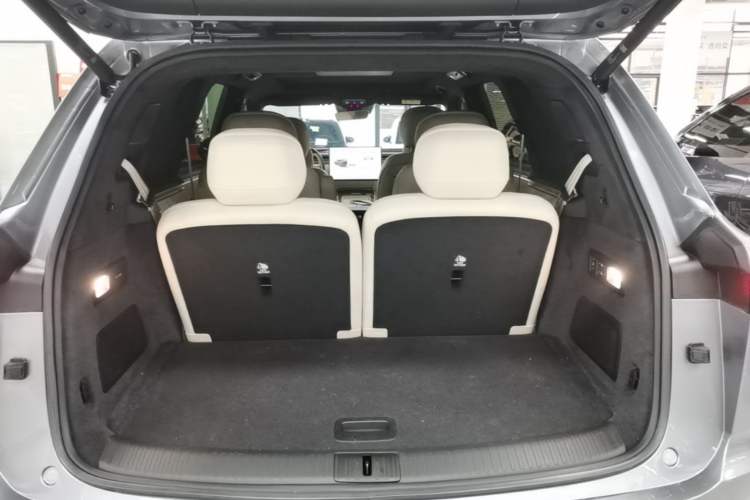 Used ONVO Luxeed L90 2025 Model—Ultra Six-Seater Version Trunk