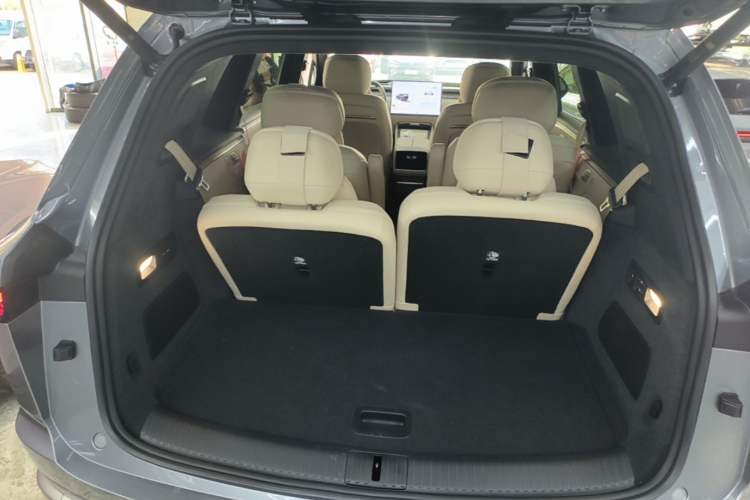 Used ONVO Luxeed L90 2025 Model—Ultra Six-Seater Version Trunk