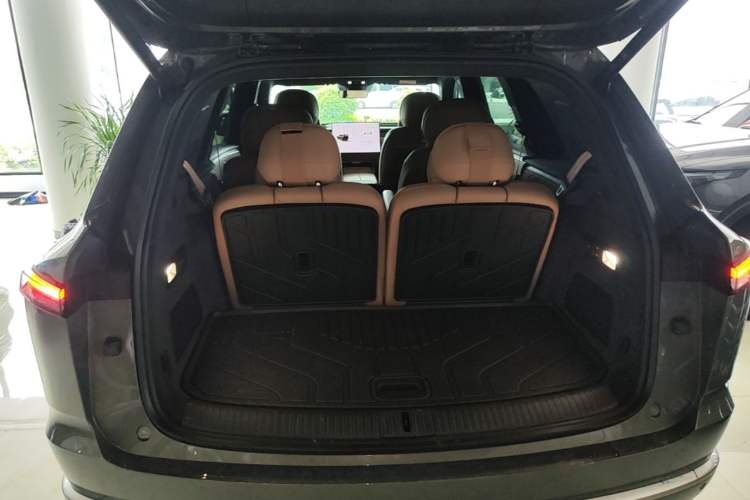Used ONVO Luxeed L90 2025 Model—Ultra Six-Seater Version Trunk