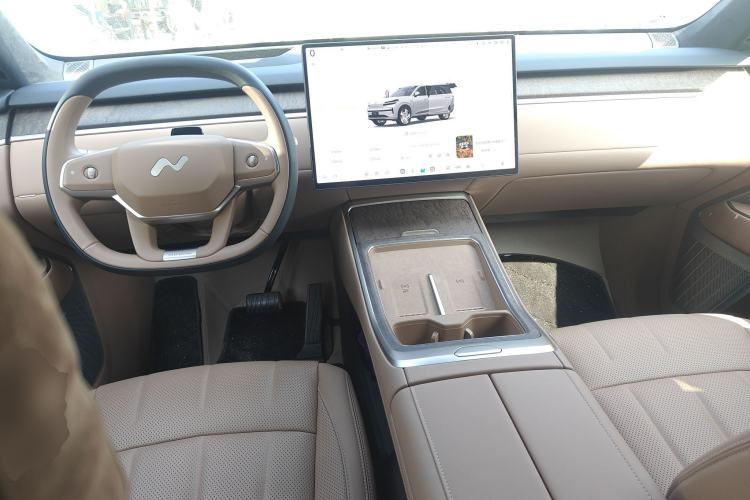 Used ONVO Luxeed L90 2025 Model—Max Six-Seater Version Center Console