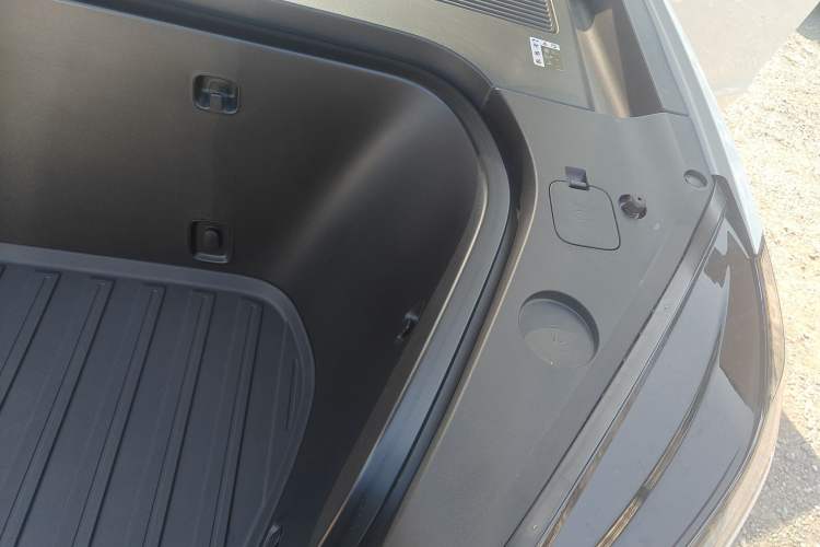 Used ONVO Luxeed L90 2025 Model—Max Six-Seater Version Engine Bay Left
