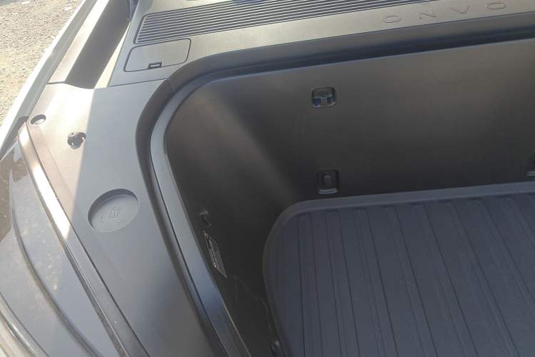 Used ONVO Luxeed L90 2025 Model—Max Six-Seater Version Engine Bay Right