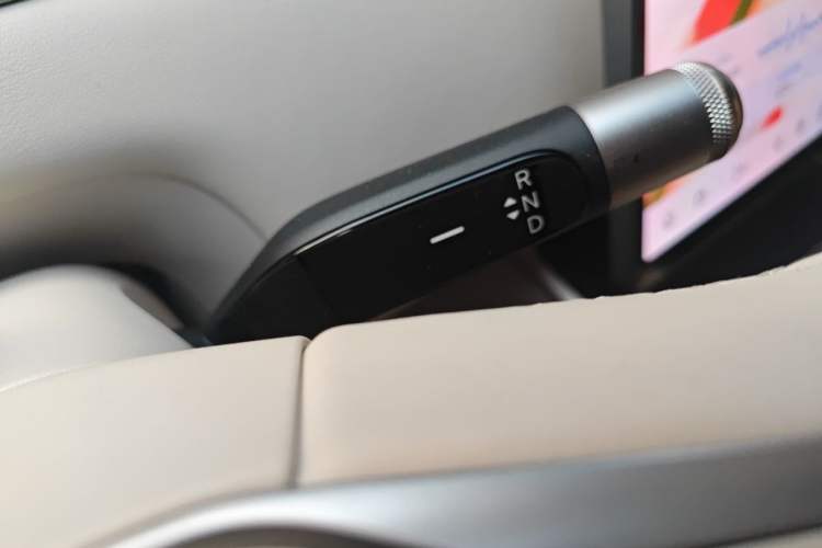 Used ONVO Luxeed L90 2025 Model—Max Six-Seater Version Gear Lever