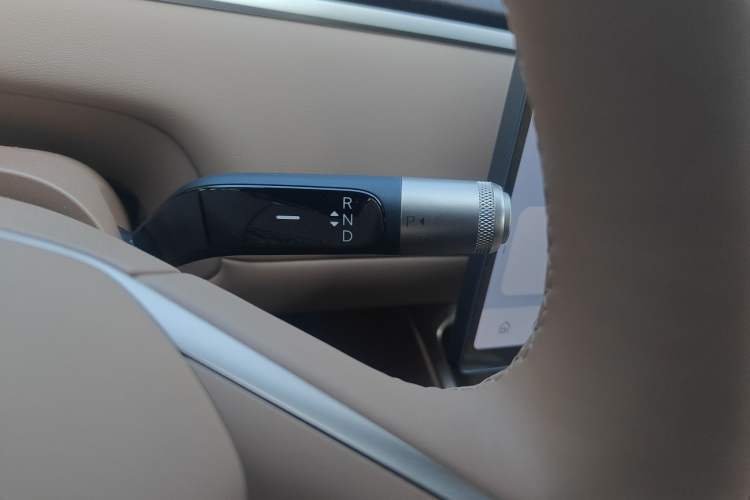 Used ONVO Luxeed L90 2025 Model—Max Six-Seater Version Gear Lever