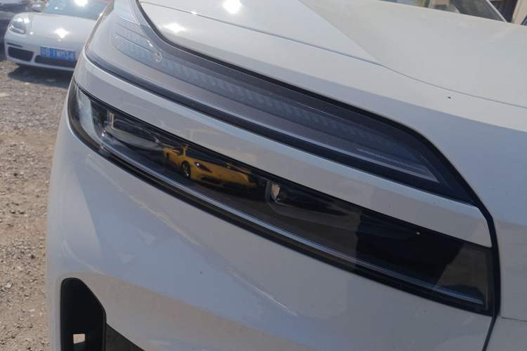 Used ONVO Luxeed L90 2025 Model—Max Six-Seater Version Right Front Headlight