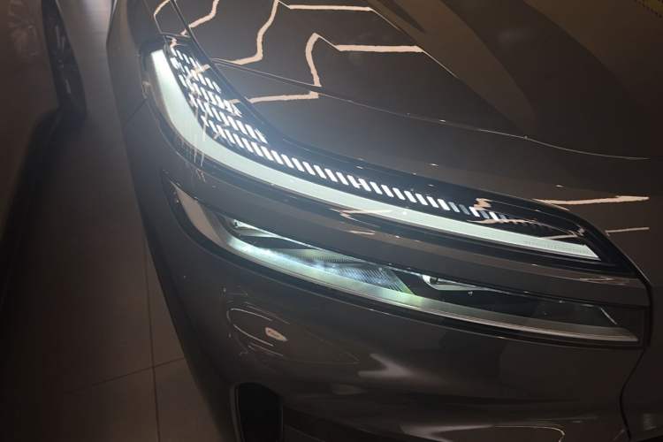 Used ONVO Luxeed L90 2025 Model Ultra Six-Seater 60-degree Battery Edition Right Front Headlight
