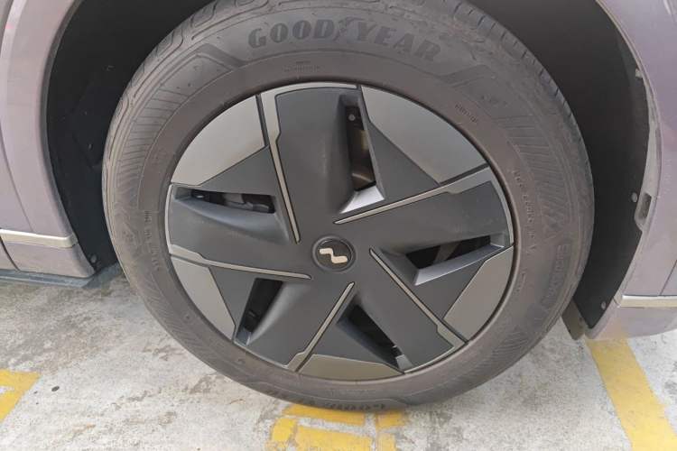 Used ONVO Luxeed L90 2025 Model—Max Six-Seater Version Right Front Wheel Hub