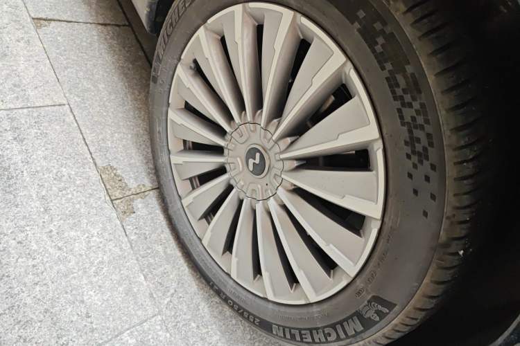 Used ONVO Luxeed L90 2025 Model—Max Six-Seater Version Right Front Wheel Hub