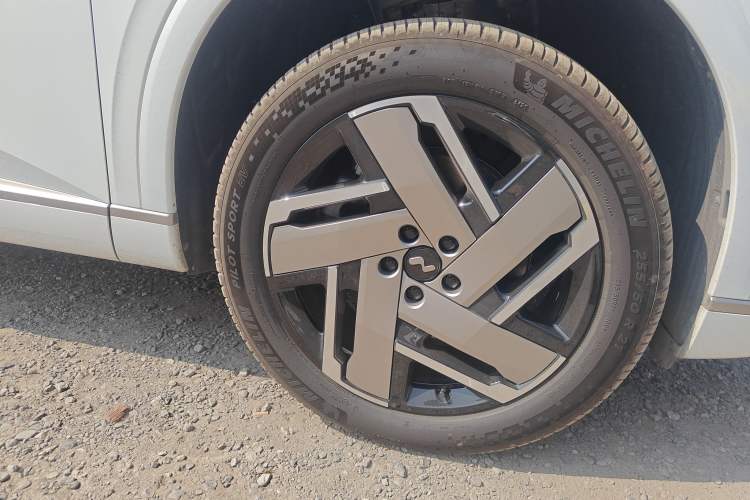 Used ONVO Luxeed L90 2025 Model—Max Six-Seater Version Right Front Wheel Hub