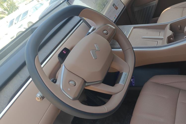 Used ONVO Luxeed L90 2025 Model—Max Six-Seater Version Steering Wheel