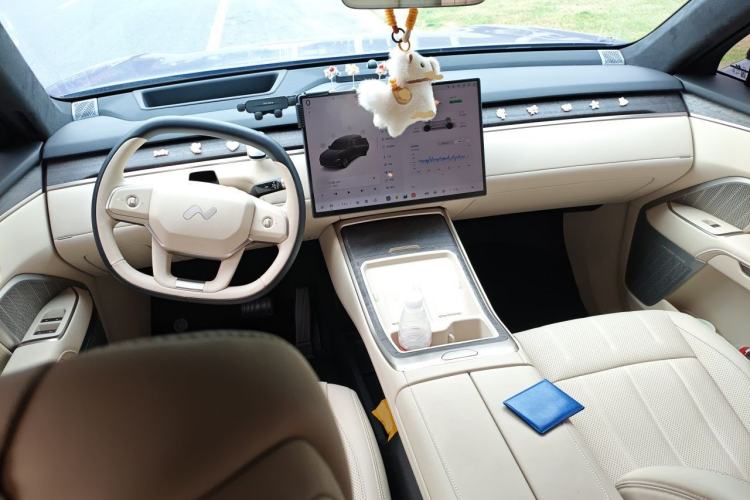 Used ONVO Luxeed L90 2025 Model—Max Six-Seater Version Center Console