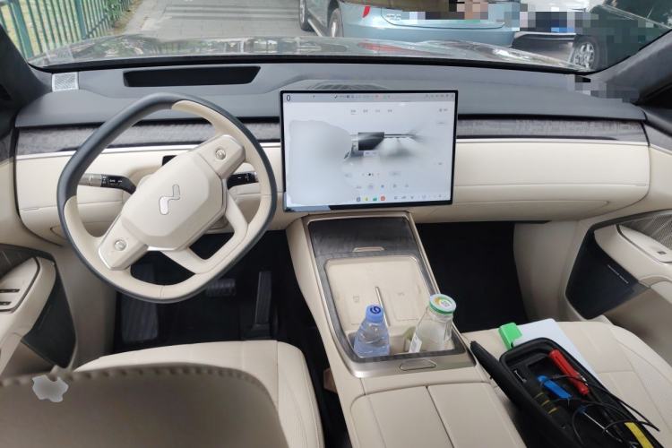 Used ONVO Luxeed L90 2025 Model—Ultra Six-Seater Version Center Console