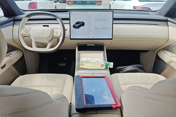 Used ONVO Luxeed L90 2025 Model—Ultra Six-Seater Version Center Console
