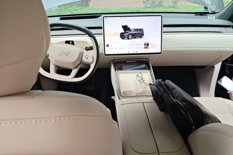 Used ONVO Luxeed L90 2025 Model—Ultra Six-Seater Version Center Console