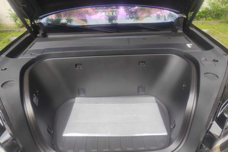 Used ONVO Luxeed L90 2025 Model—Max Six-Seater Version Engine Bay