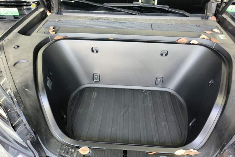 Used ONVO Luxeed L90 2025 Model—Ultra Six-Seater Version Engine Bay