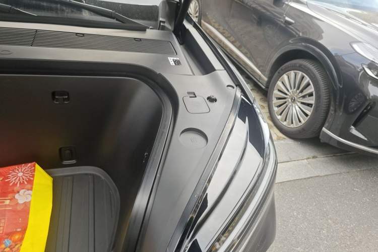 Used ONVO Luxeed L90 2025 Model—Ultra Seven-Seater Version Engine Bay Left