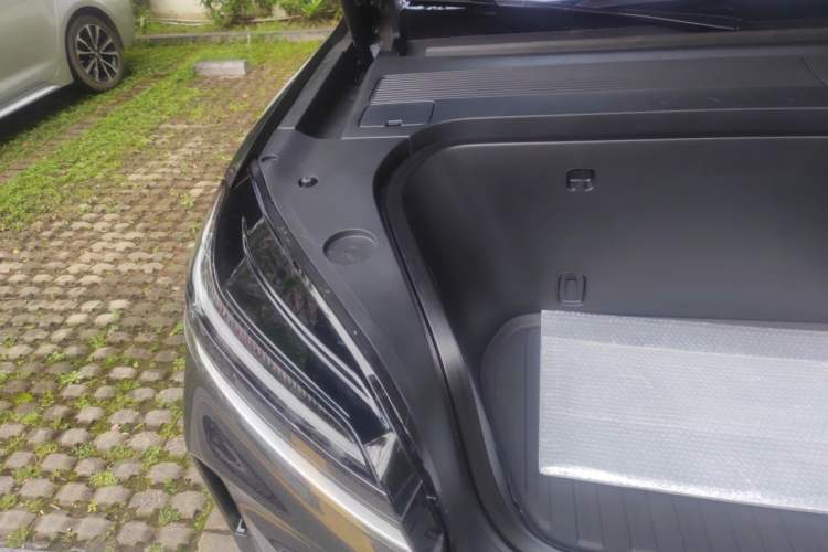 Used ONVO Luxeed L90 2025 Model—Max Six-Seater Version Engine Bay Right