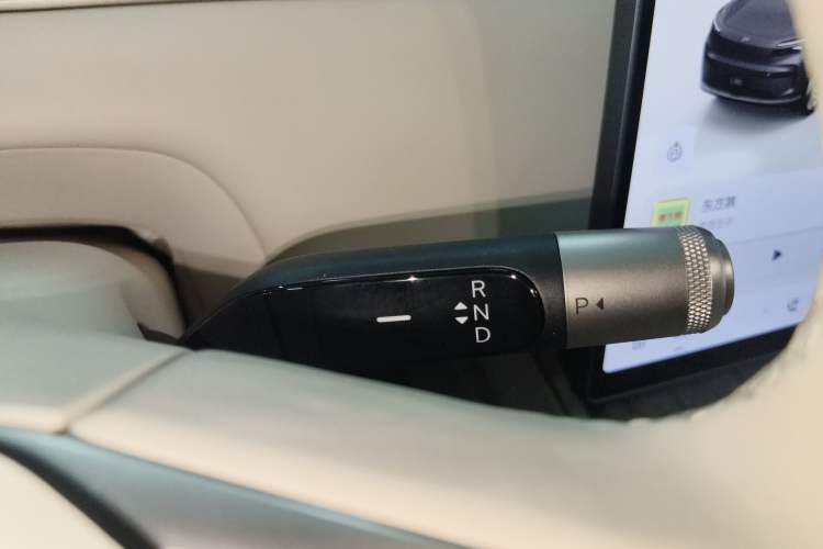 Used ONVO Luxeed L90 2025 Model—Ultra Six-Seater Version Gear Lever