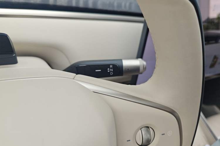Used ONVO Luxeed L90 2025 Model—Ultra Seven-Seater Version Gear Lever