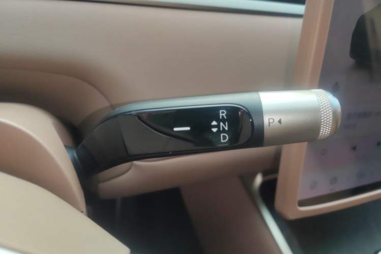 Used ONVO Luxeed L90 2025 Model—Max Six-Seater Version Gear Lever