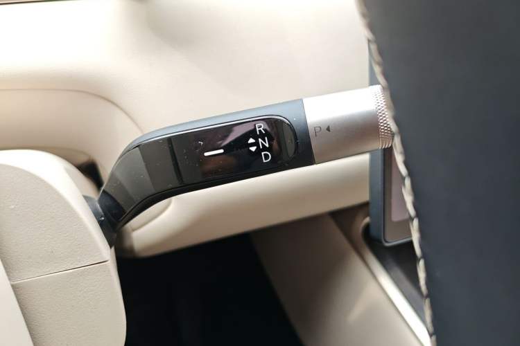 Used ONVO Luxeed L90 2025 Model—Max Six-Seater Version Gear Lever