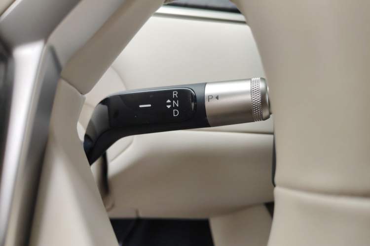 Used ONVO Luxeed L90 2025 Model—Ultra Six-Seater Version Gear Lever
