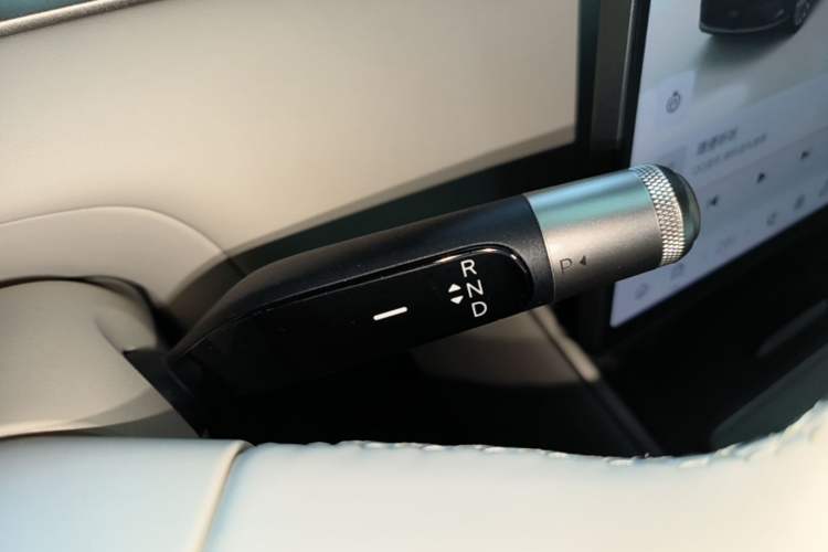 Used ONVO Luxeed L90 2025 Model—Max Seven-Seater Version Gear Lever