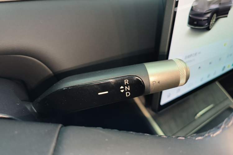 Used ONVO Luxeed L90 2025 Model—Ultra Six-Seater Version Gear Lever