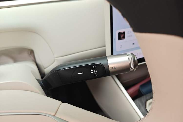 Used ONVO Luxeed L90 2025 Model—Ultra Six-Seater Version Gear Lever