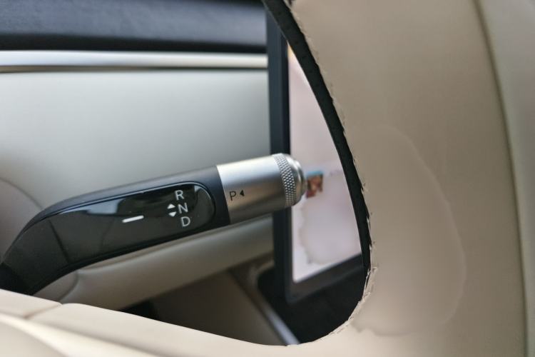 Used ONVO Luxeed L90 2025 Model—Ultra Six-Seater Version Gear Lever