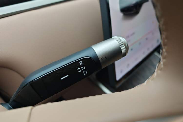 Used ONVO Luxeed L90 2025 Model—Ultra Six-Seater Version Gear Lever