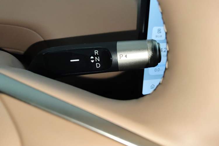 Used ONVO Luxeed L90 2025 Model—Max Seven-Seater Version Gear Lever