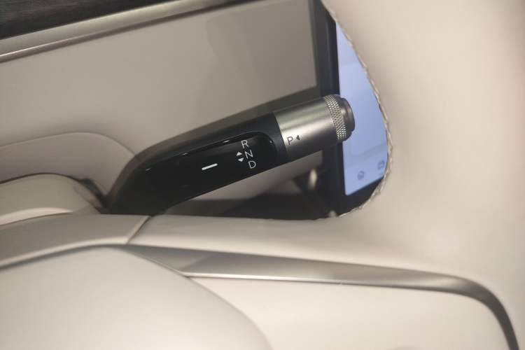 Used ONVO Luxeed L90 2025 Model—Max Six-Seater Version Gear Lever