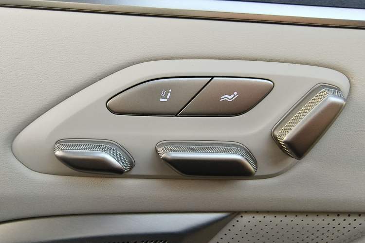 Used ONVO Luxeed L90 2025 Model—Ultra Six-Seater Version Interior 10