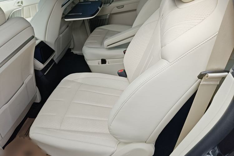 Used ONVO Luxeed L90 2025 Model—Ultra Six-Seater Version Left Rear Seat