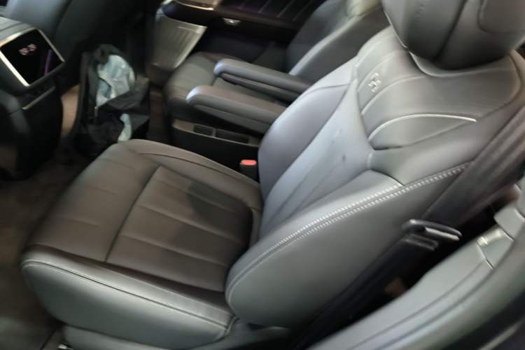 Used ONVO Luxeed L90 2025 Model—Ultra Six-Seater Version Left Rear Seat