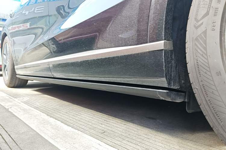 Used ONVO Luxeed L90 2025 Model—Ultra Six-Seater Version Left Side Sill