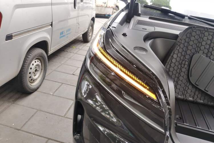 Used ONVO Luxeed L90 2025 Model—Ultra Six-Seater Version Right Front Headlight