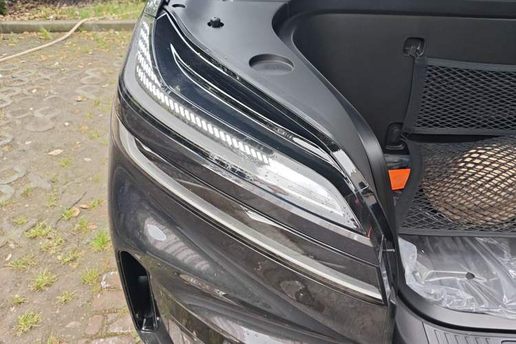 Used ONVO Luxeed L90 2025 Model—Ultra Six-Seater Version Right Front Headlight