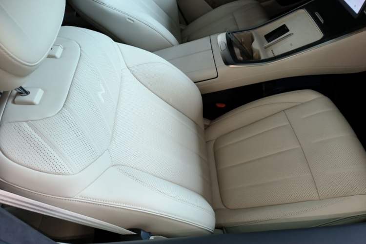 Used ONVO Luxeed L90 2025 Model—Max Seven-Seater Version Right Front Seat
