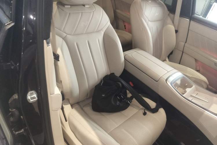 Used ONVO Luxeed L90 2025 Model—Max Six-Seater Version Right Front Seat