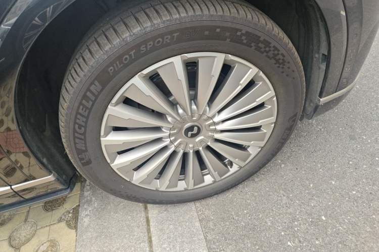 Used ONVO Luxeed L90 2025 Model—Ultra Seven-Seater Version Right Front Wheel Hub