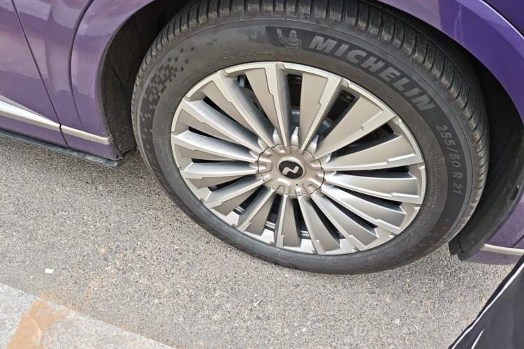 Used ONVO Luxeed L90 2025 Model—Max Six-Seater Version Right Front Wheel Hub