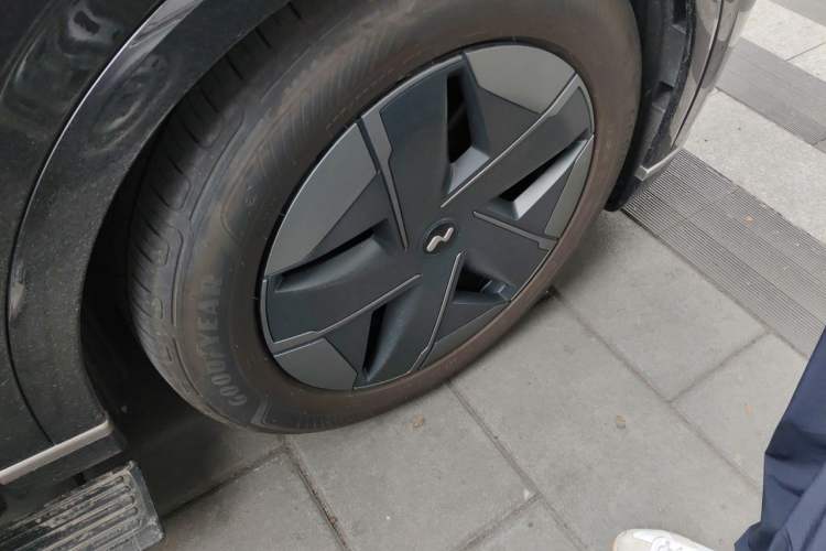 Used ONVO Luxeed L90 2025 Model—Ultra Six-Seater Version Right Front Wheel Hub