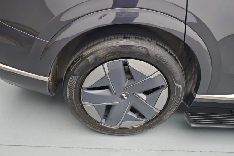 Used ONVO Luxeed L90 2025 Model—Ultra Six-Seater Version Right Rear Wheel Hub