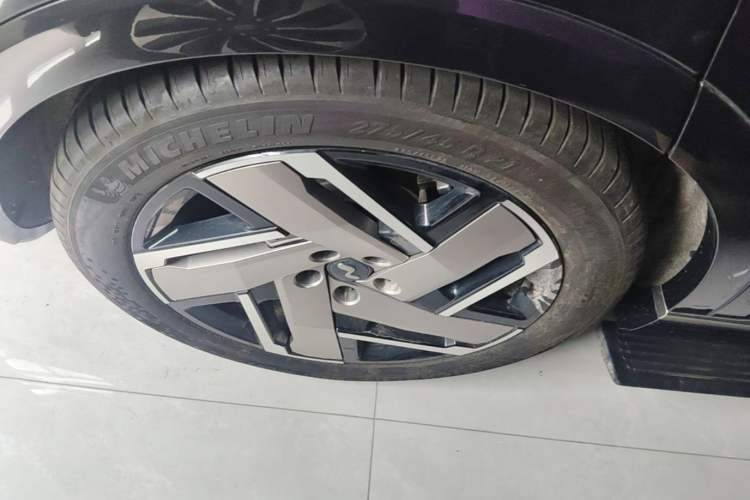 Used ONVO Luxeed L90 2025 Model—Ultra Seven-Seater Version Right Rear Wheel Hub